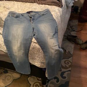 Gently used Bandolino Capri jeans size 16. True to size and comfortable